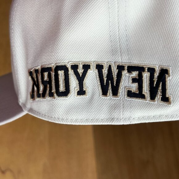 MITCHELL & NESS NEW YORK KNICKS METAILLIC GOLD LOGO PRO PINCH SNAPBACK HAT NEW - Picture 4 of 5